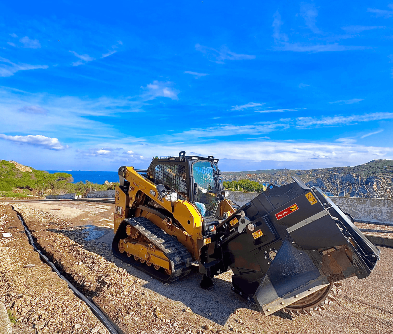 Una minipala cargadora equipada con una fresadora de caudal Alayan Alquileres