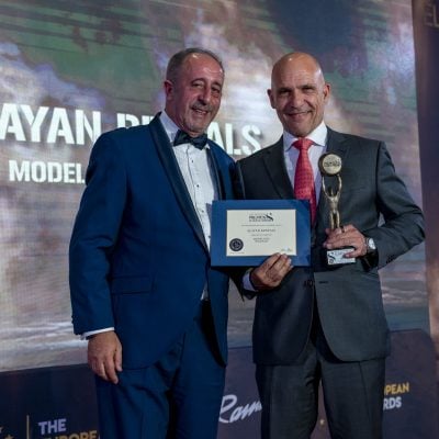 Pedro Torres recebiendo el premio de El Suplemento Alayan Rent