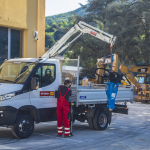 Autocarro con gru a noleggio per lavori di sollevamento