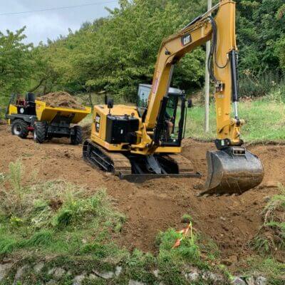 Minidumper gommato al lavoro con escavatore cingolato Alayan (CGTE) Noleggio