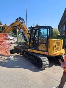Gelber Caterpillar CAT 309 Raupenbagger mit Kabine auf städtischer Straßenbaustelle zur Miete – Alayan Rentals