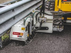 Fresatrice speciale Simex PL 450 SG a noleggio Alayan Rentals per la scarifica dell'asfalto sotto i guardrail stradali