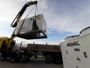 Condizionatore autonomo Chiller roof-top che viene caricato su un camion