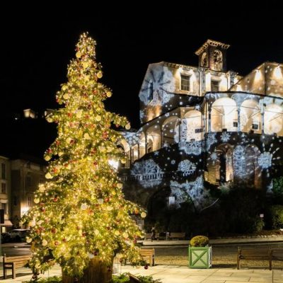 albero di natale con luminarie installate con piattaforme aeree Alayan (CGTE) Noleggio