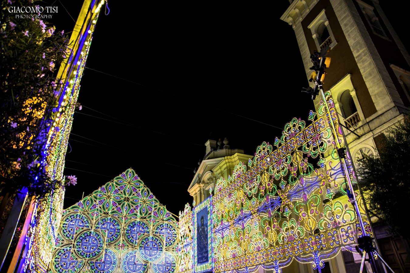 edifici addobbati con luminarie installate con piattaforme aeree Alayan (CGTE) Noleggio