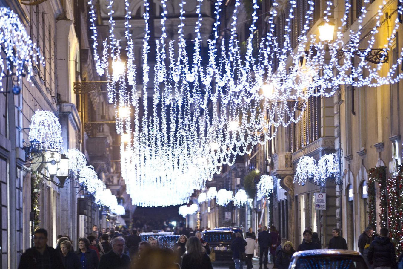 Luminarie natalizie in centro abitato installate con piattaforme aeree Alayan (CGTE) Noleggio