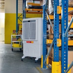Weißer mobiler Master Verdunstungskühler mit Lenkrollen und Digitaldisplay zwischen Lagerregalen zur Miete – Alayan Rentals