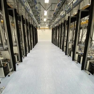 Corsia all'interno di una sala server di un data center con banchi di carico e sistemi di alimentazione per collaudo a noleggio Alayan Rentals