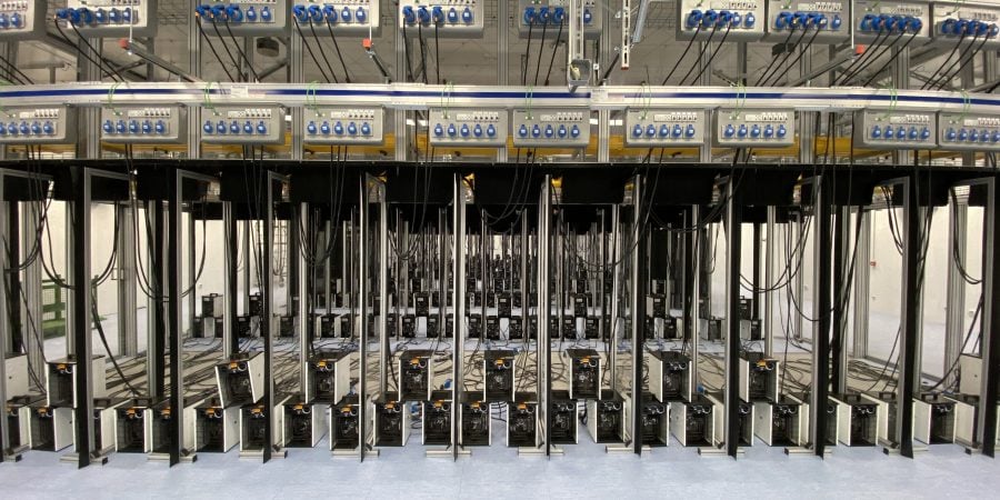 Banchi di carico e server fittizi (dummy load) a noleggio Alayan Rentals collegati a quadri elettrici di distribuzione per il collaudo di un data center