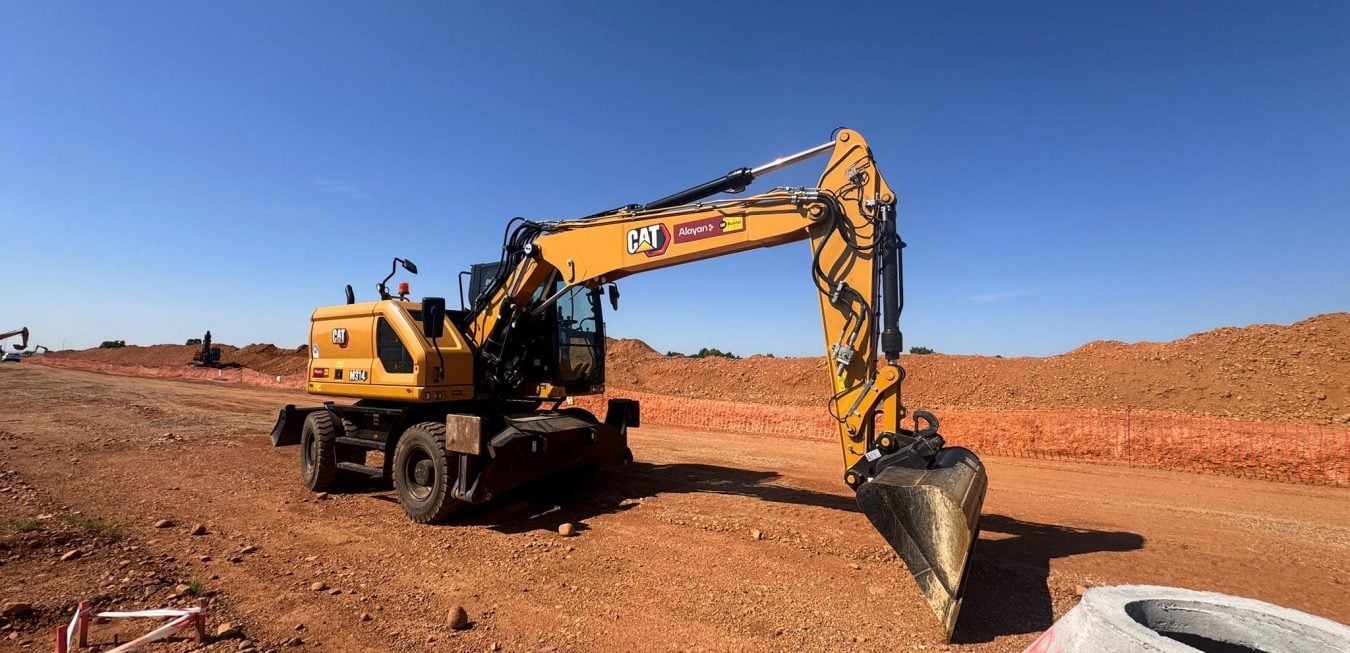 Escavatore gommato Caterpillar CAT M314 a noleggio Alayan Rentals posizionato in un cantiere di scavo stradale e movimentazione terra Alayan Rental