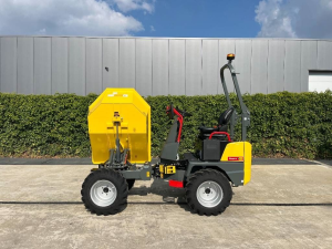 Dumper gommato articolato e autocaricante a noleggio Alayan Rentals in vista laterale con cassone ribaltabile giallo
