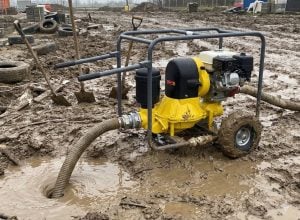 Diesel-Membranmotorpumpe zur Miete von Alayan Rentals im Einsatz auf schlammigem Boden zur Wasser- und Schlammentwässerung