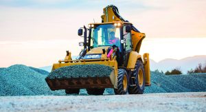 Caterpillar 432F2 Baggerlader mit vollgefüllter Frontschaufel mit Kies zur Miete von Alayan Rentals