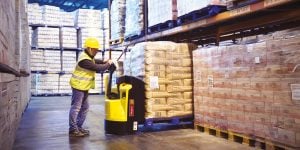 Gelb-schwarzer Yale Elektro-Mithubwagen mit ergonomischer Deichsel zur Miete - Alayan Rentals