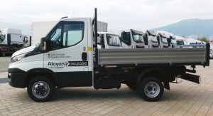 Autocarro compatto Piaggio Porter NP6 con cassone fisso a noleggio Alayan Rentals in vista laterale all'interno del magazzino
