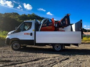 Autocarro Iveco Daily cassonato a noleggio Alayan Rentals con biotrituratore cippatore Chipper 170 caricato nel cassone