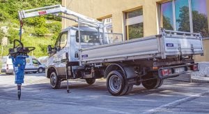 Iveco Daily LKW mit Kran und Abbruchhammer zur Miete von Alayan Rentals