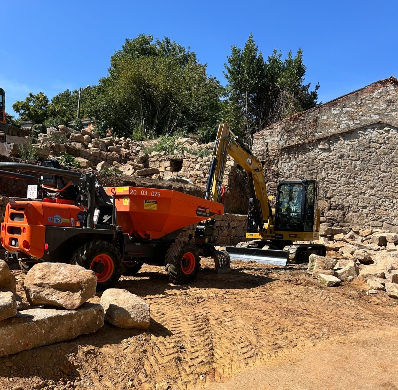 Ausa D350 wheeled dumper and Caterpillar mini excavator with sorting grapple working on a rental jobsite from Alayan Rentals Alayan aluguéis